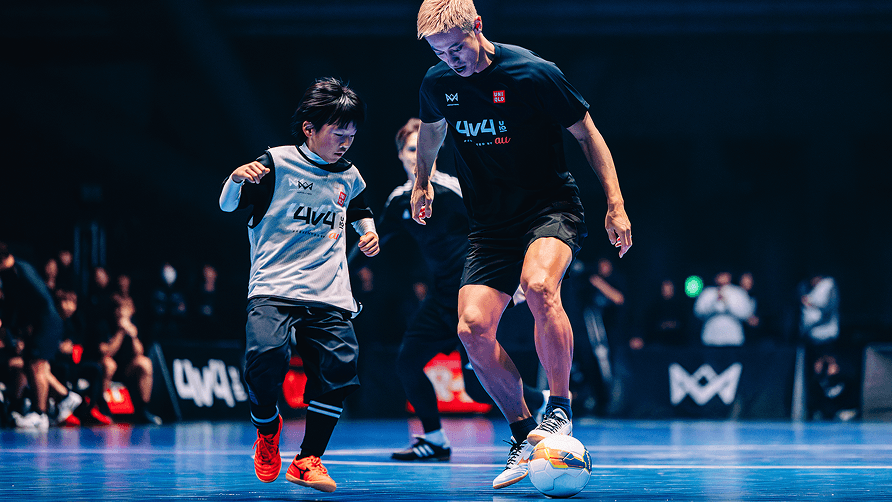 サッカー界の本田圭佑さんが立ち上げたU10/U12世代を対象とした「4v4」のゴールドスポンサー契約を締結 子どもたちの自主性や創造性の育成サポート、大会のライブ配信を実施