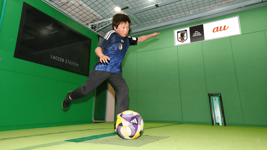 キッザニア東京「サッカースタジアム」パビリオンに協賛 サッカー日本代表のユニフォームを着用し、サッカーや身体を動かす楽しさや努力することの大切さを実感できる体験を提供 ※2025年9月で「サッカースタジアム」の体験は終了しています