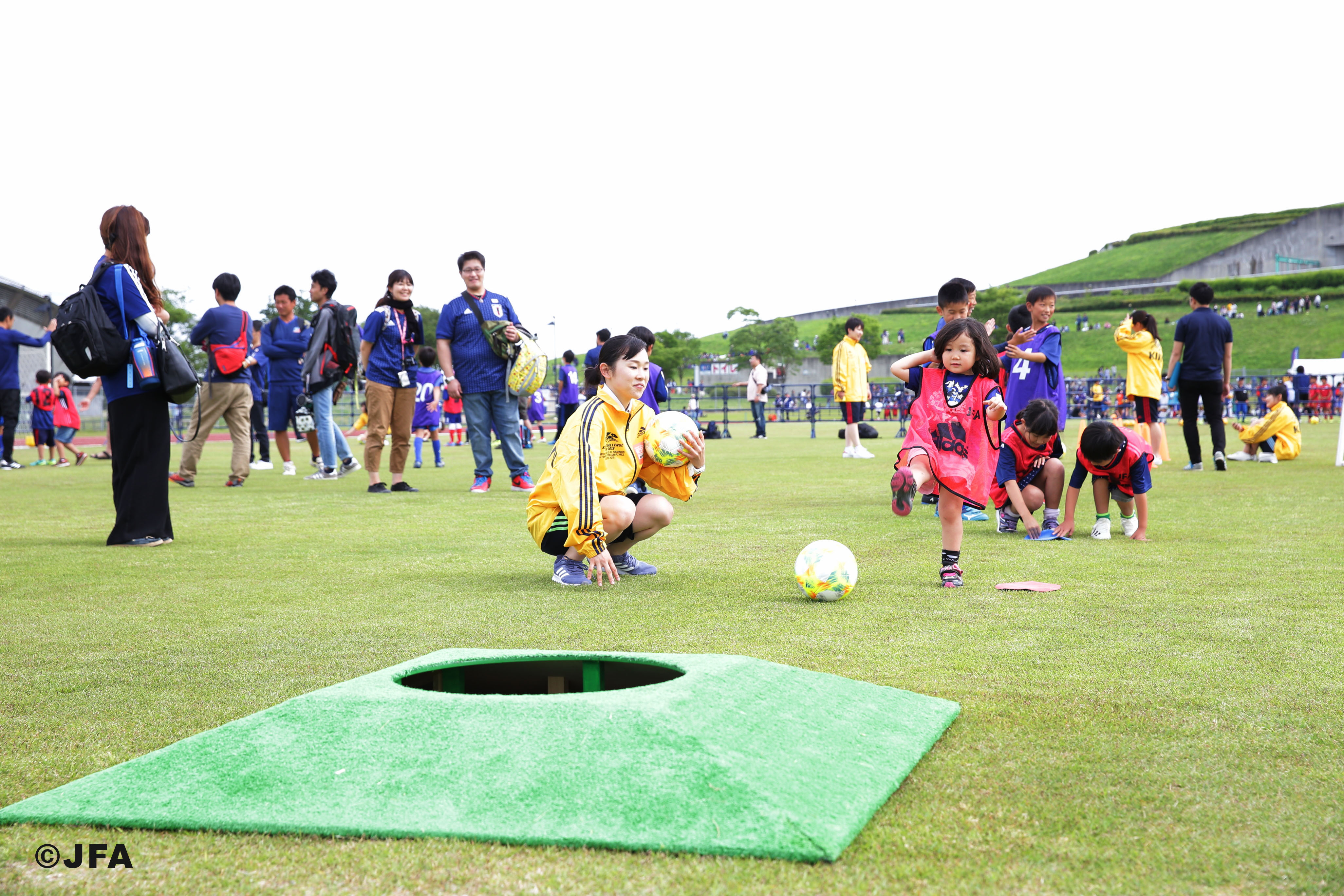 「JFAフットボールパーク/PKチャレンジ in 宮城」イベント会場に集まる子どもたち