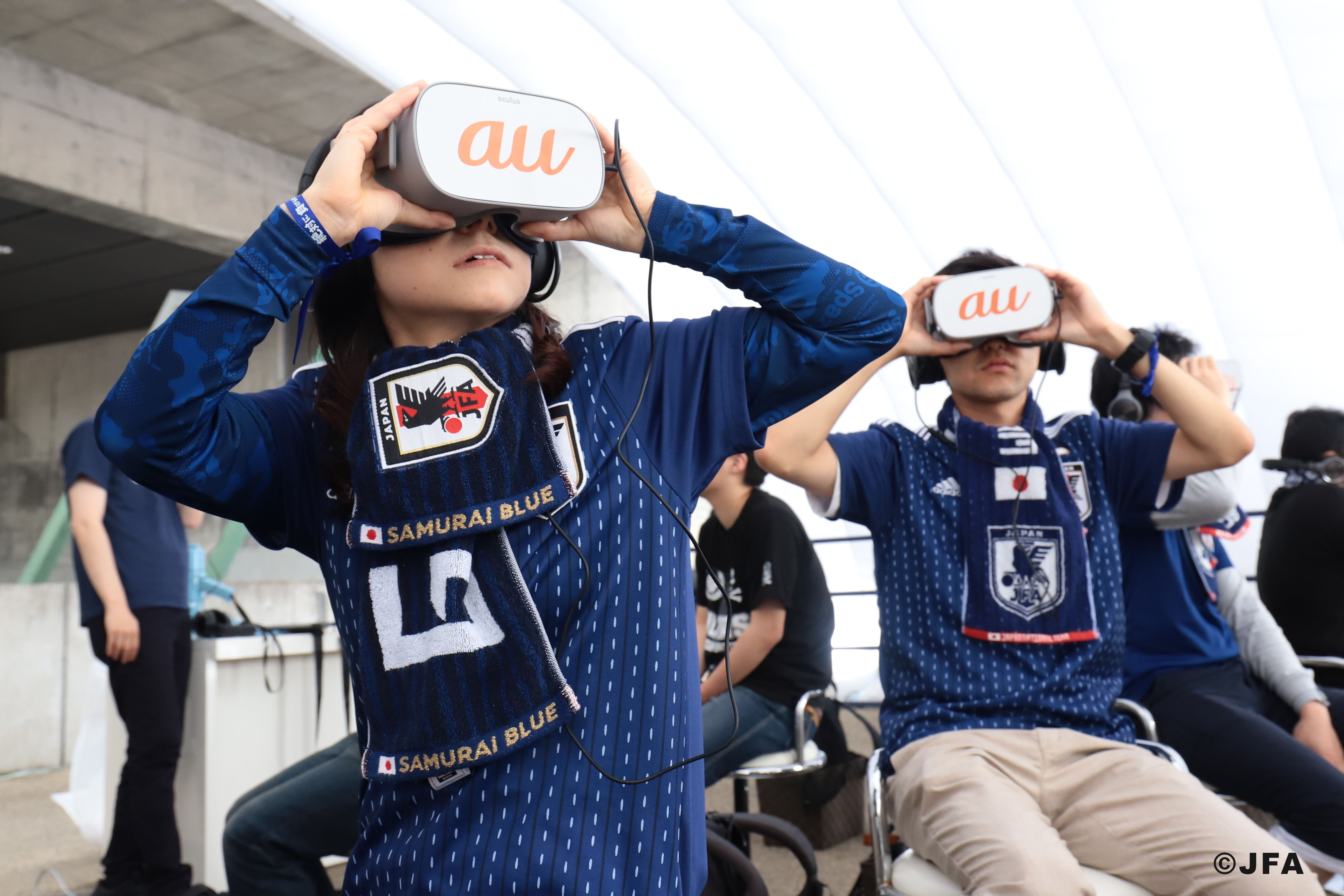 VR映像を楽しむサッカーファンたち