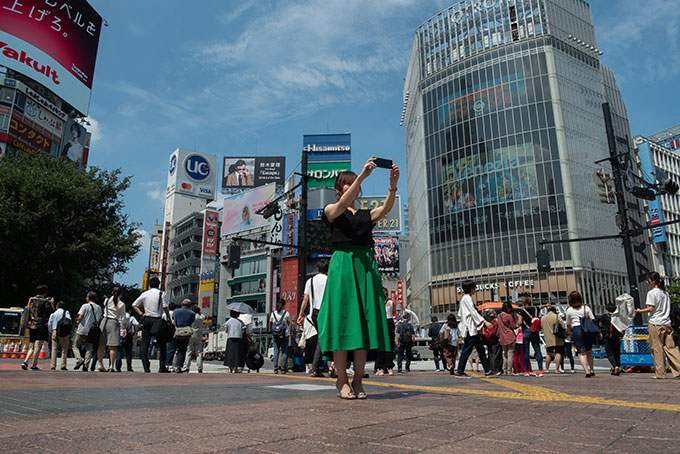「バーチャルな渋谷」を「現実の渋谷」に重ね合わせるデジタルトランスフォーメーション（DX）のイメージ