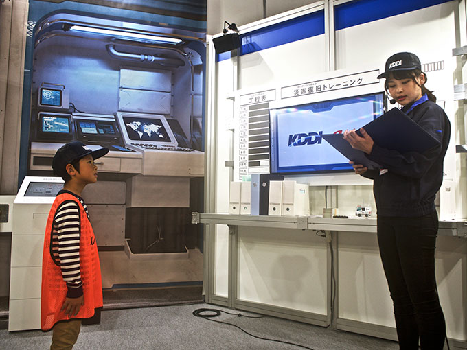 「Out of KidZania in TMS2019」での「見習い遠隔建機操縦士」体験の様子